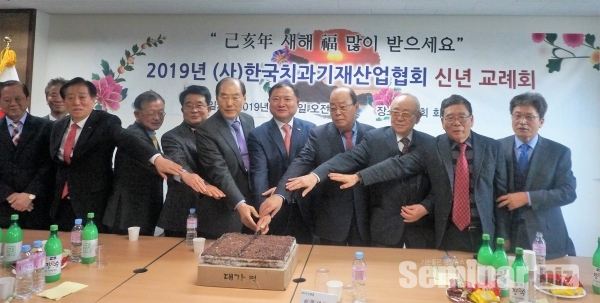 이 자리에는 신흥 이용익 대표와 송규천, 이태훈 , 이용식 고문등 역대 고문들이 참석해 자리를 빛냈다.