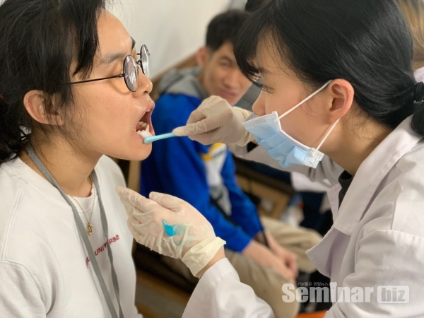 사진은 장애인시설 방문 구강검진 중(사진은 본 기사와 무관)