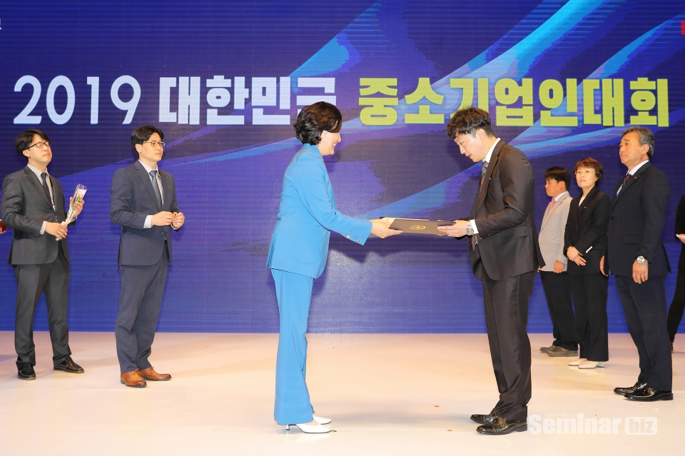 (좌) 박영선 중소기업벤처기업부 장관, 허덕수 대표(우)