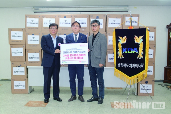 양성일 명예회장(가운데), 전용현 회장(우)