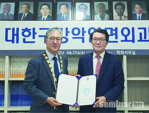 김형준 신임이사장(좌), 김철환 전이사장(우)