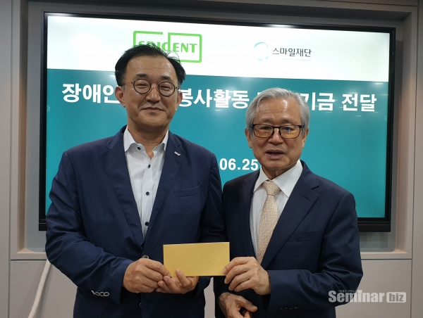 스페덴트 안제모 대표(좌) 김건일 이사장(우)