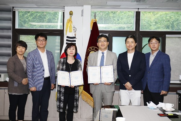 좌측 네번째부터 회장 이정우, 치무부회장 정용구, 치무이사 한바다