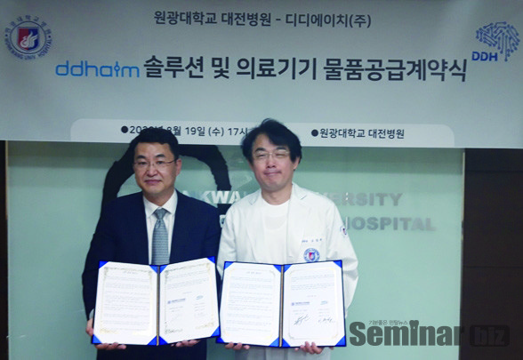 좌로부터 디디에이치㈜ 이주한 공동대표, 원광대학교 대전치과병원 오상천 병원장