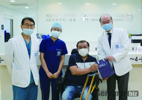 금기연장애인치과병원장(좌), 구영 서울대치과병원장(우)