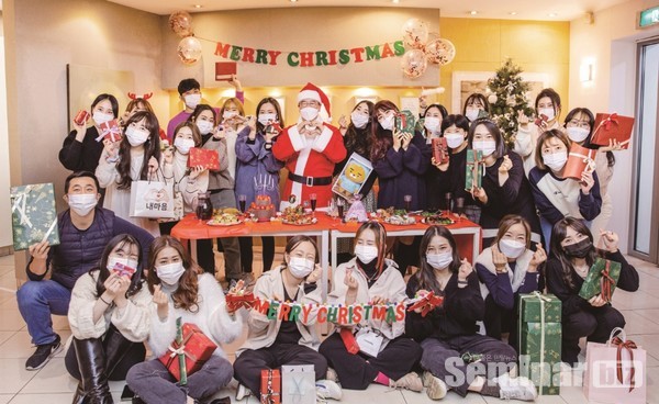 40여명의 직원들이 적재적소에서 맡은 일을 하기 때문에 신세계치과는 언제나 직원들의 얼굴에도 미소가 가득하다.