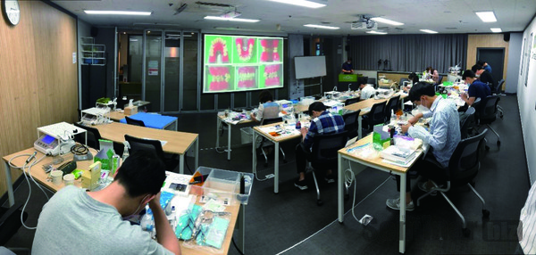 사진은 덴탈빈 교육장에서의 오프라인강의