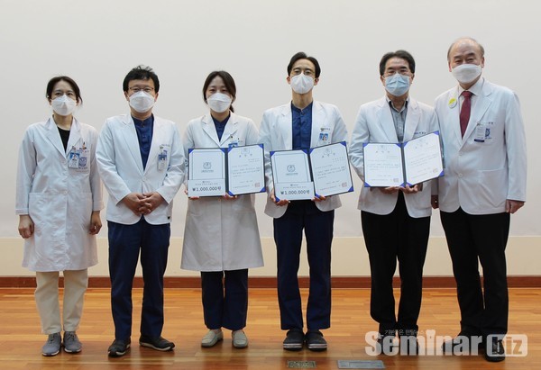 (우측부터) 구영 서울대치과병원장, 이종호 교수, 서덕규  교수, 유연지 진료교수, 이인복 치의생명과학연구원장, 박주영 교수