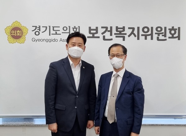경기도치과의사회 최유성 회장(오른쪽), 경기도의회 보건복지위원회 최종현 부위원장(왼쪽)