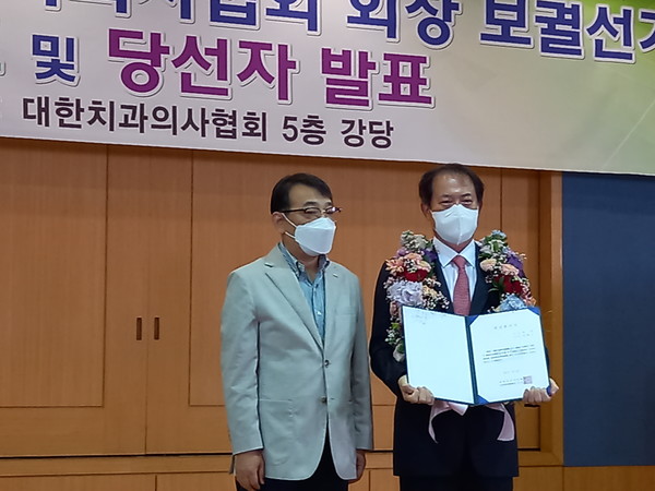 김종훈 선관위원장(좌), 박태근 회장 당선인(우)