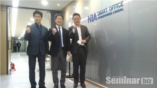 허종기 KAOMI 임플란트 연구소장(중), 우주엽 비씨앤컴퍼니 대표(우)