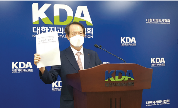 △ 박태근 협회장이 파기된 노조협약서를 보여주고 있다.