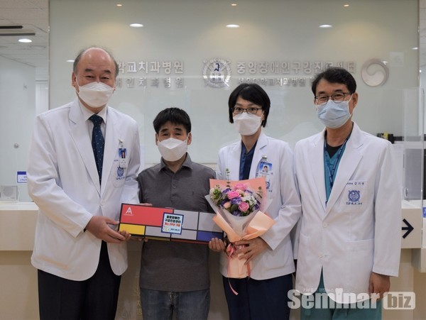 (좌부터)구영 서울대치과병원장,  중앙센터 유수연 교수, 금기연 중앙센터장