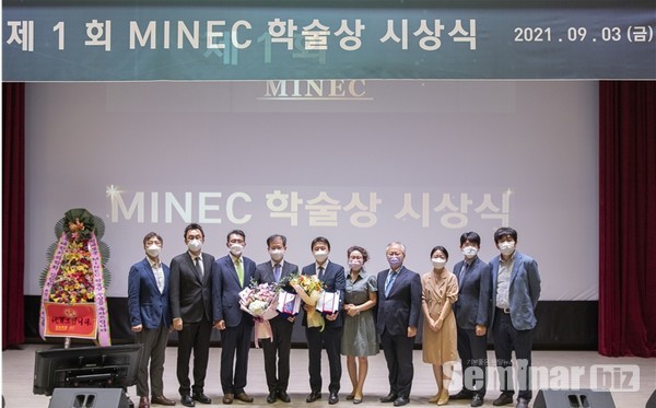 (좌부터) 이기준 편집이사, 김희진 부회장, 김철환 회장, 박지만 부교수, 김종은 조교수, 양경란 원장, 메가젠 박광범 대표, 메가젠 이수진 팀장, 안강민 총무이사, 허민석 학술이사