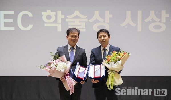 MINEC 학술상 대상 수상자 김종은 조교수(우측)와 금상 수상자 박지만 부교수(좌측)