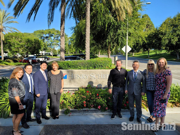 헨리샤인 본사에서 심운섭 대표외 헨리샤인 관계자들이 계약체결을 기념으로 촬영했다. 