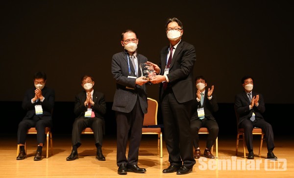 (좌)장영일 원장 , 김경호 회장(우)