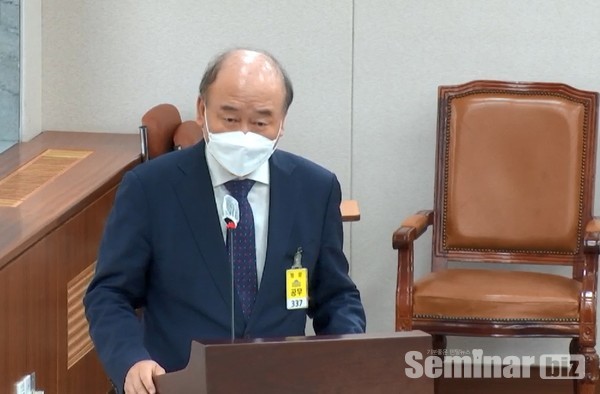 서울대 치과병원 구영 병원장이 국정감사를 받고 있다. 