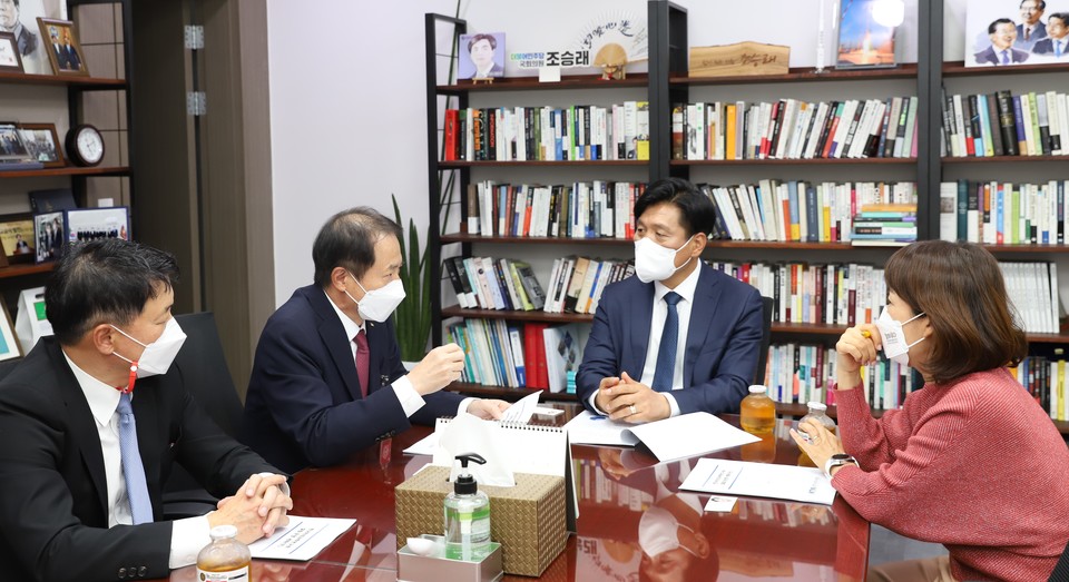 박태근 회장(좌측 2번째)이 조승래 의원(우측 2번째)과 한국치의과학연구원 설립의 협조를 당부했다.