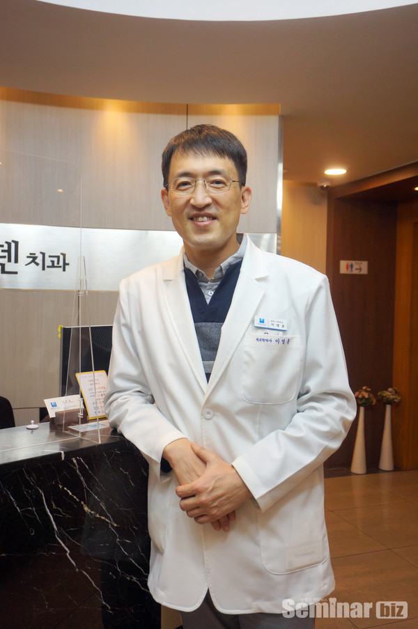 메르덴 치과 이영운 원장은 환자와의 대화를 가장 중요시한다.