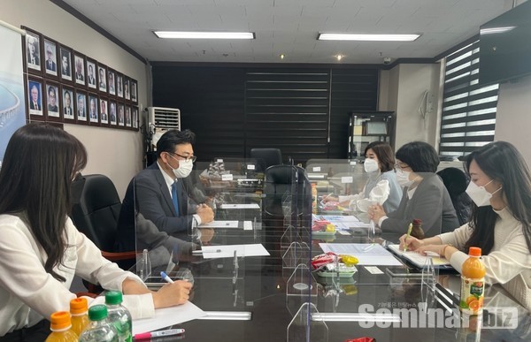 인천지부 이정우 회장이 마이스관계자들과 대화를 하고 있다.