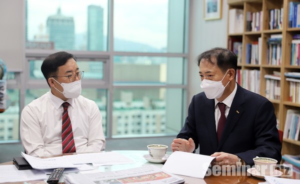 오른쪽이 박태근 협회장