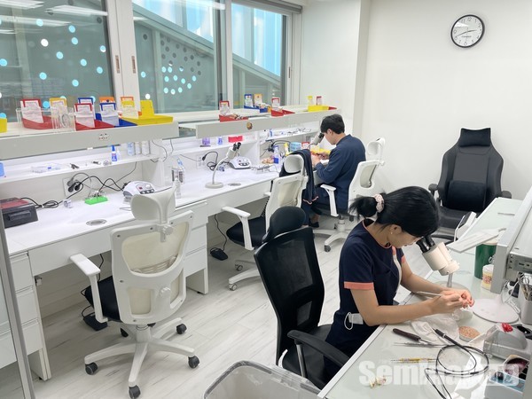 미소심는 치과는 기공실을 갖추고 있다.