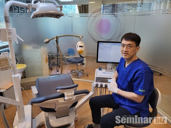 △bright Alone 앞에서 이영훈 원장