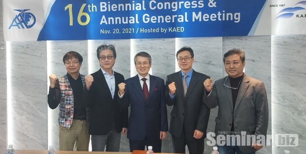 (좌부터) 염문섭 총무이사, 이동환 회장, 김명진 회장, 김종화 부회장, 장원건 차기회장 