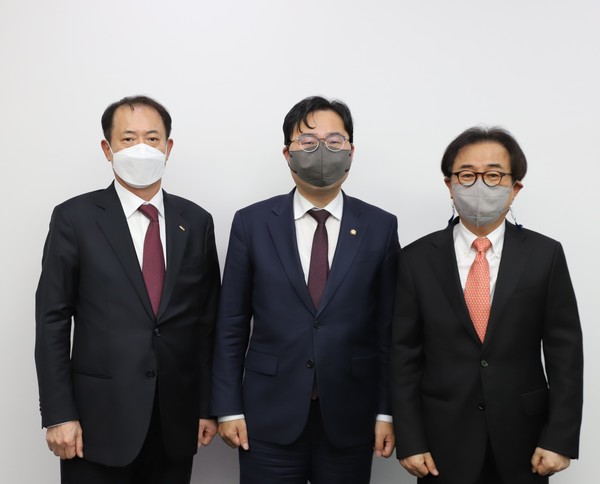 (좌부터) 박태근 협회장, 홍석준 의원, 최문철 감사