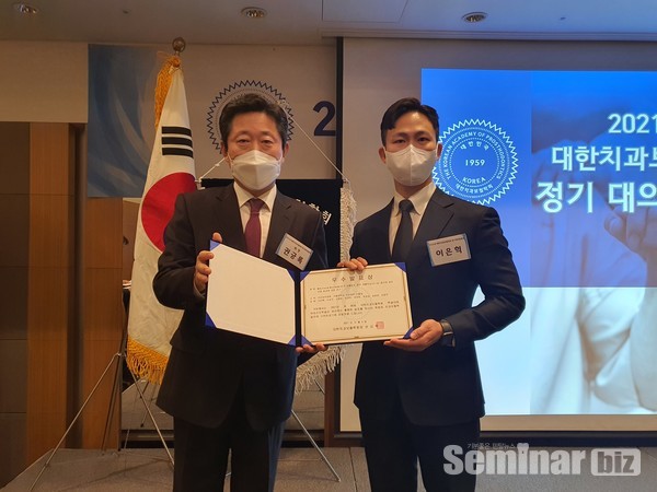 여송신인학술상을 수상한 이은혁 대위(오)와 권긍록 회장(좌)