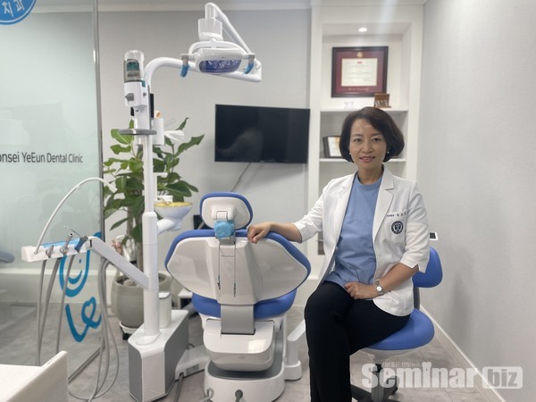 bright Alone 앞에서 우은정 원장