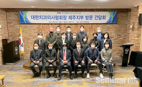 △ 이날 간담회에는 치협에서 박태근 협회장을 비롯해 강충규 부회장, 이민정 부회장, 강정훈 총무이사, 윤정태 재무이사, 김수진 보험이사 등이 참석했다.