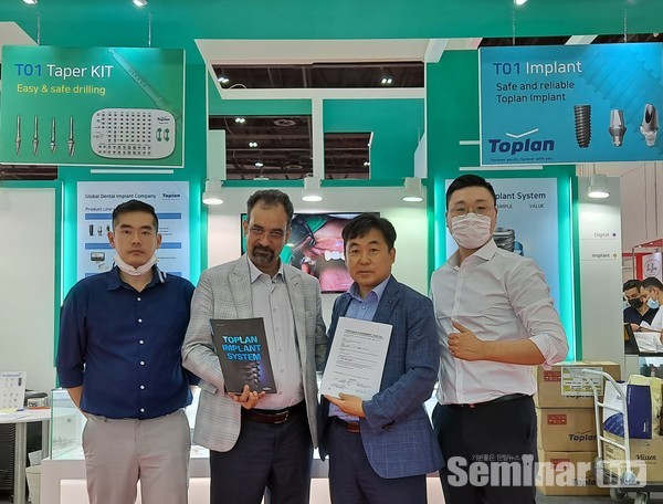 왼쪽에서 세번째 가운데가 강정문 대표