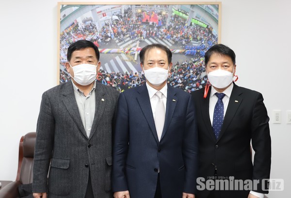 박성민 의원(좌) 가운데가 박태근 협회장, 강충규 부회장(우)