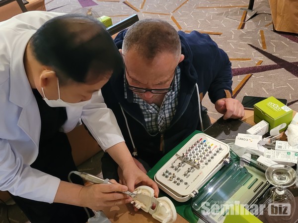 조용석 원장이 두바이 현지 치과의사들에게 핸즈온을 진행했다.