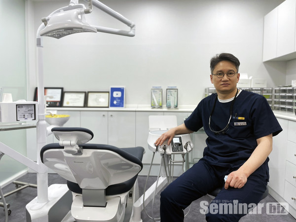 bright  Alone  앞에서  한승민  원장