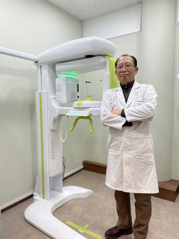 rainbow CT 앞에서 신상완 원장