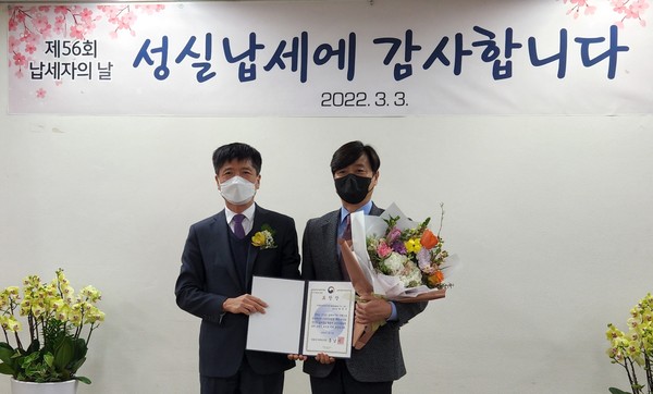 구로세무서장 문준검(좌), 네오바이오텍 부사장 박종민(우)