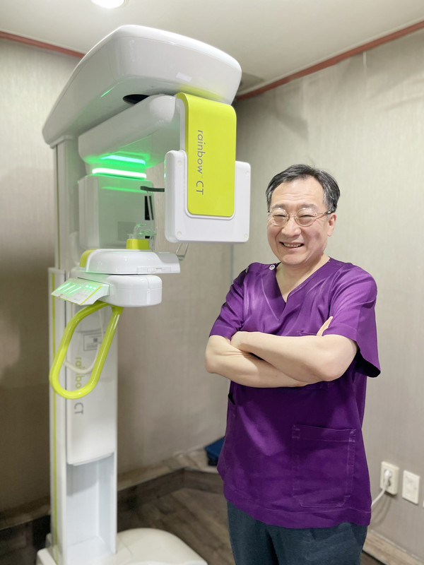 rainbow CT 앞에서 박원배 원장