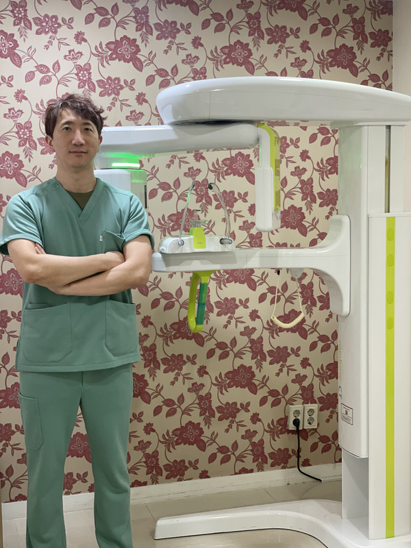 rainbow CT 앞에서 이승근 원장