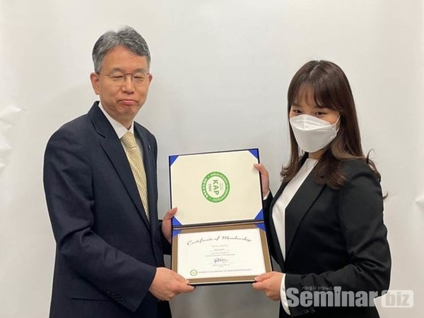 허 익 회장이 대표로 참석한 경희대 치주과 김주안 전공의에게 신입회원 회원증을 수여하고 있다.