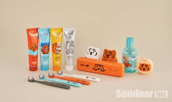 △    뷰센  X무직타이거  콜라보  에디션  제품  라인업.  ‘황호  뚱랑이’  칫솔살균기(최우측)가  추가됐다.