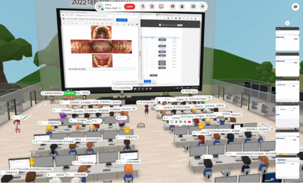 당일 행사장엔 67명의 신입 전공의와 관계자까지 참석하여 총 80여명의 인원이 아바타를 통하여 동시에 행사장에 접속하였다. 강의가 진행되는 동안 질문 사항이 있을 경우 손을 들어 개인 발언 시간을 가질 수도 있었다(상). 강의가 진행되는 동안 전공의의 핸즈온 모습을 실시간으로 모니터링 및 1:1지도 또한 가능하여(하) 현실의 오프라인 강의와 크게 다를 바 없이 오리엔테이션이 진행되었다.