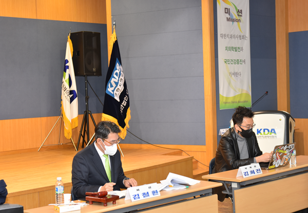 회의를 진행하고 있는 김철환 회장(좌)과 김희진 부회장(우)