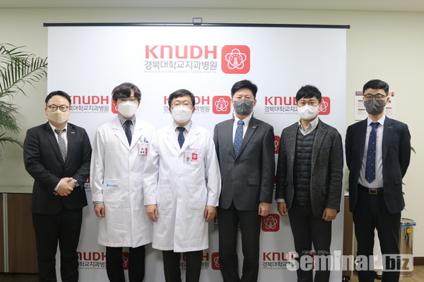 (좌부터) 경북대학교 치과병원 치과교정과 김호진 교수, 경북대학교 치과병원 권대근 병원장,오스템올소돈틱스㈜ 김병일 대표, 서진우 교정연구소장