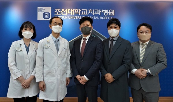 (좌측부터) 조선대학교 치과병원 치과교정과 김유리 전공의, 임성훈 교수, 오스템올소돈틱스㈜ 김병일 대표, 서진우 연구소장, 오현석 차장