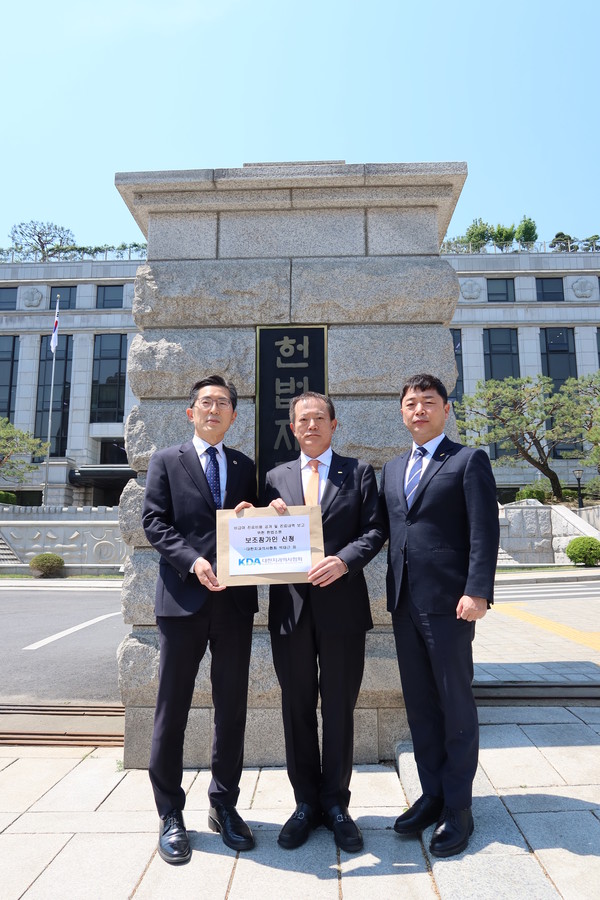 좌부터 이필수 의협회장, 박태근 회장, 신인철부회장