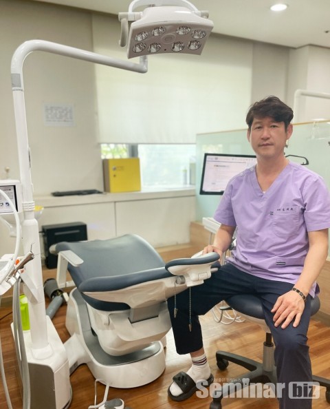 △ bright alone 앞에서 심재윤 원장