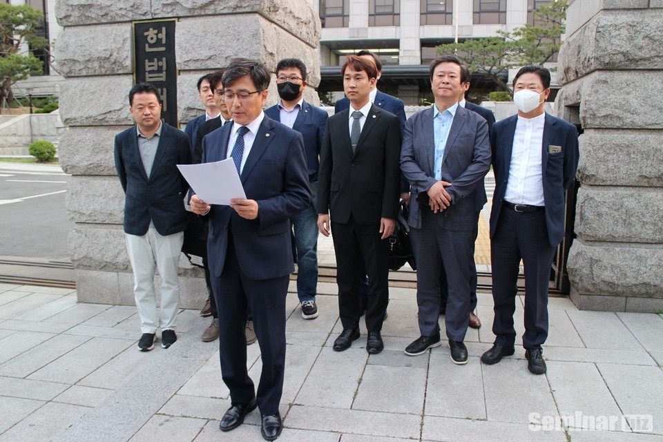 헌재 변론후에 김민겸 회장이 성명서를 발표했다.